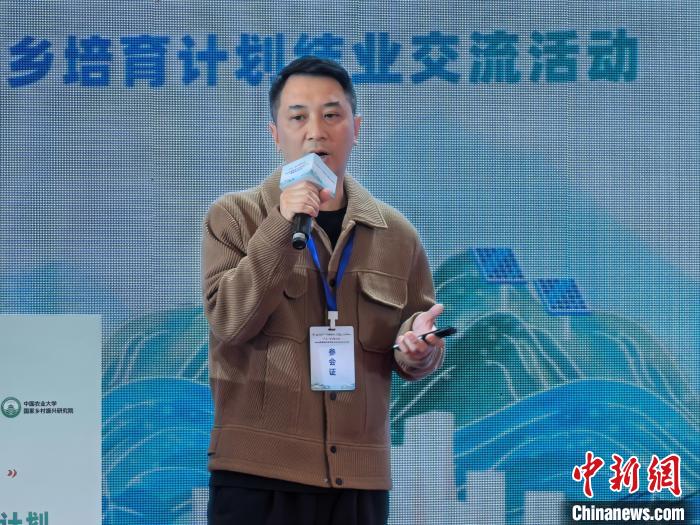 香港青年梁偉釗在新會柑園介紹創業故事