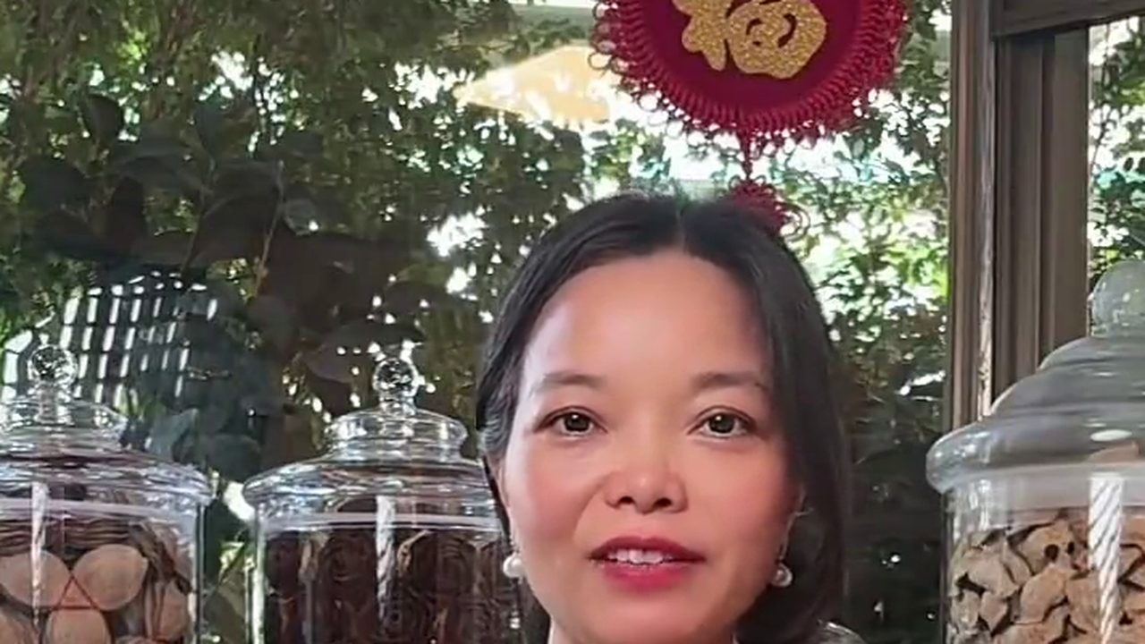 滢滢在新會天馬村的店裡講解新會陳皮的用法，桌上擺着多罐陳皮
