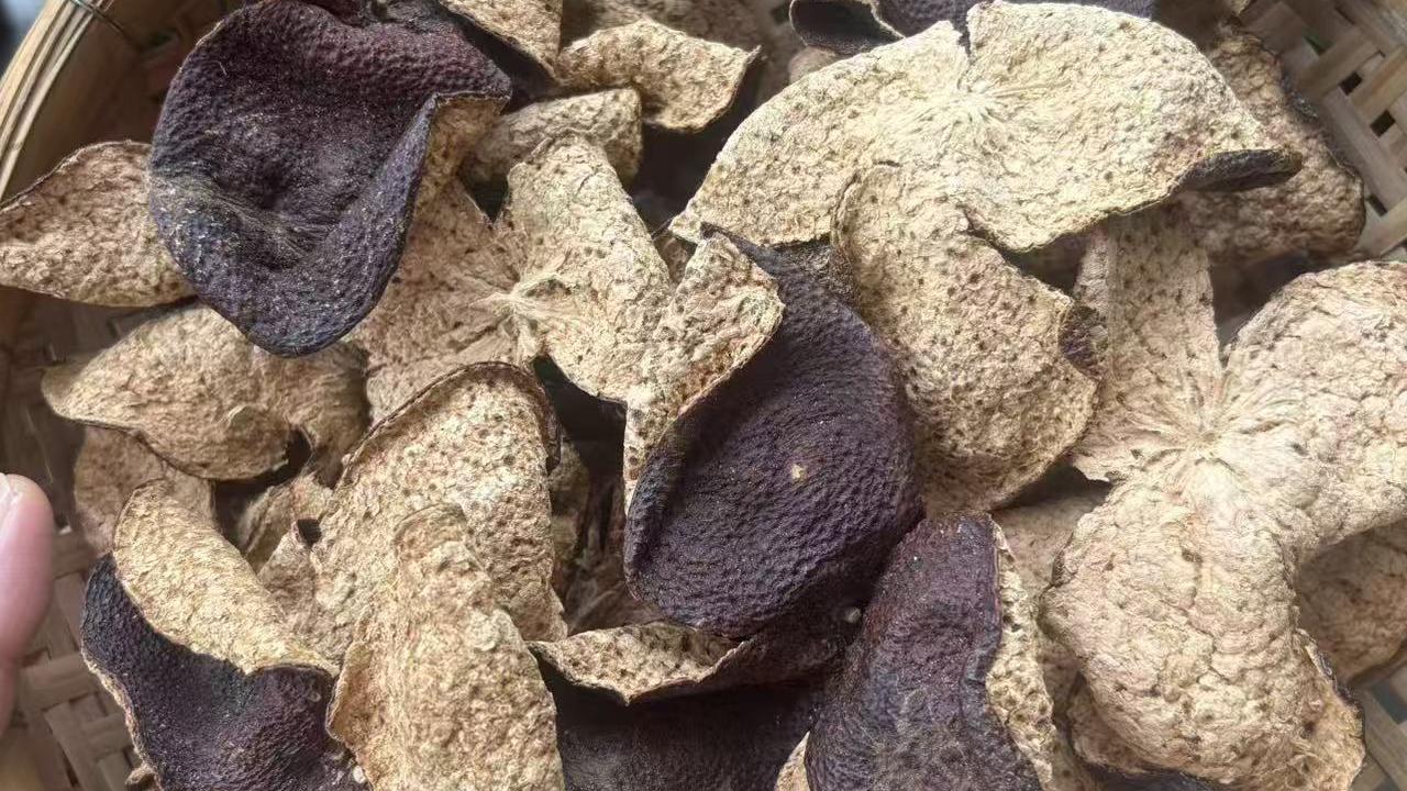 新會陳皮虛標年份風波後，陳師傅在曬場摔了｜新會陳皮專題配圖
